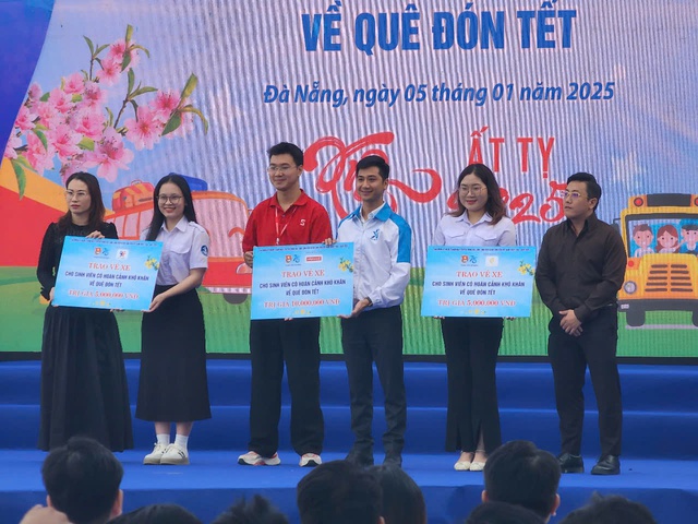 Đà Nẵng: Trao vé xe Tết và học bổng cho sinh viên- Ảnh 1. Đà Nẵng: Trao vé xe Tết và học bổng cho sinh viên- Ảnh 1.