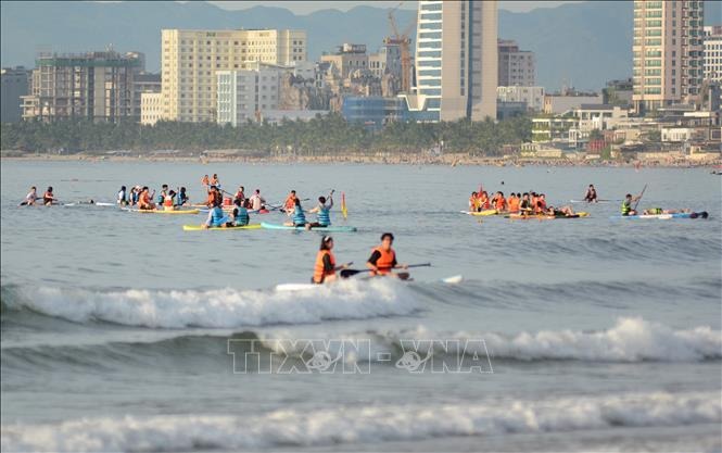 Hoạt động chèo SUP tại biển Mân Thái (quận Sơn Trà, thành phố Đà Nẵng) thu hút đông đảo người dân và người du lịch tham gia.