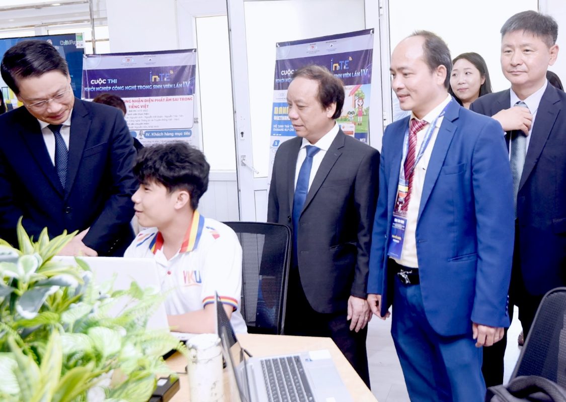 Lãnh đạo thành phố và Đại học Đà Nẵng thăm sinh viên đang học tập tại VKU Fintech Hub. Ảnh: HẢI ĐĂNG