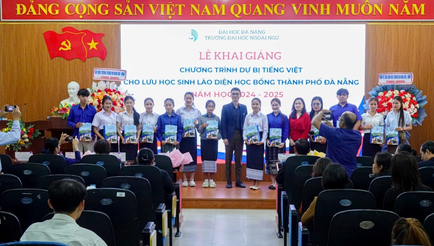 Đại diện lãnh đạo Ban Khoa học và Hợp tác quốc tế Đại học Đà Nẵng và đại diện Ban Giám hiệu Trường Đại học Ngoại ngữ tặng quà lưu niệm cho lưu học sinh Lào.