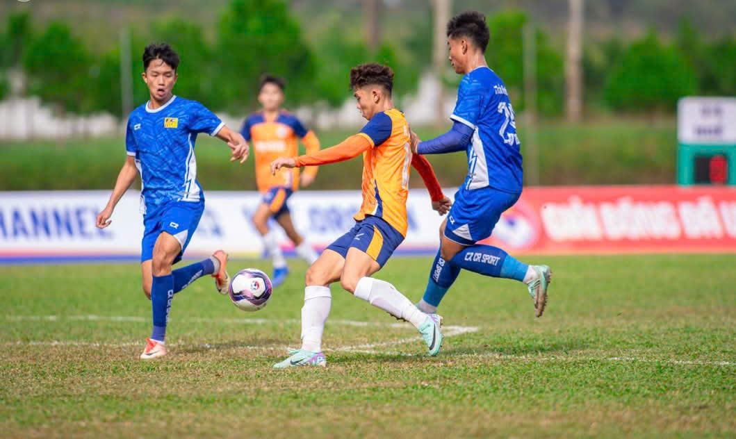 U19 SHB Đà Nẵng (giữa) đặt mục tiêu giành vé dự vòng chung kết giải vô địch U19 quốc gia năm 2025. Ảnh: P.N