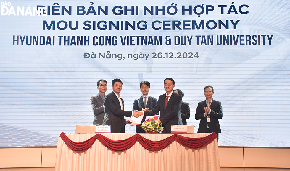 Đại học Duy Tân và Công ty CP liên doanh ô tô Huyndai Thành Công Việt Nam ký kết hợp tác phát triển nguồn nhân lực chất lượng cao ngành công nghiệp ô tô. Ảnh: THU HÀ