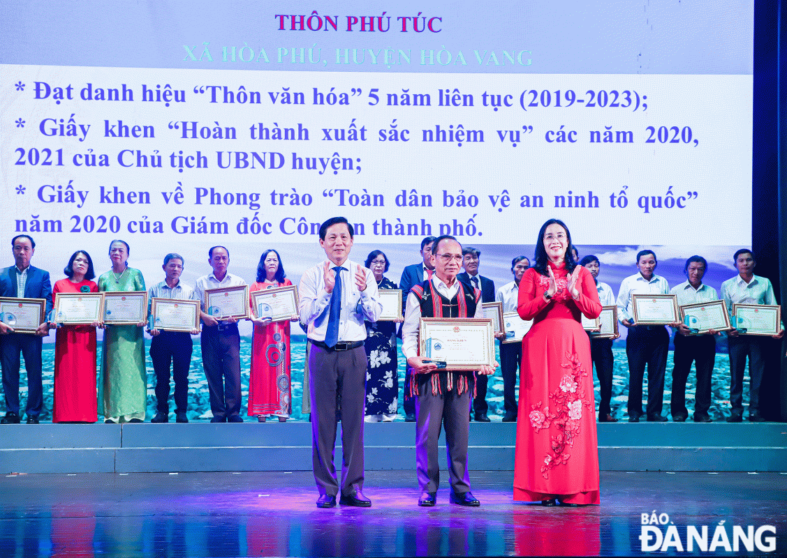 Trưởng  thôn Phú Túc Lê Văn Nghĩa (giữa) nhận danh hiệu “Thôn văn hóa” tiêu biểu cấp thành phố 2024. Ảnh: NGỌC PHÚ