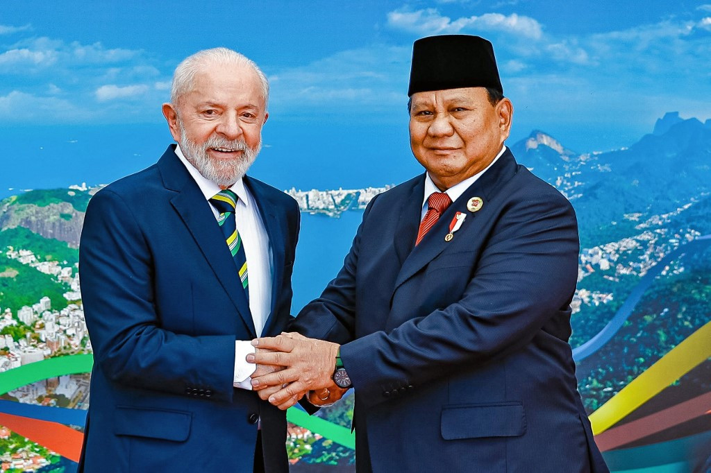 Tổng thống Indonesia Prabowo Subianto (bên phải) gặp Tổng thống Brazil Luiz Inacio Lula de Silva tại Rio de Janeiro tháng 11-2024. Ảnh: AFP