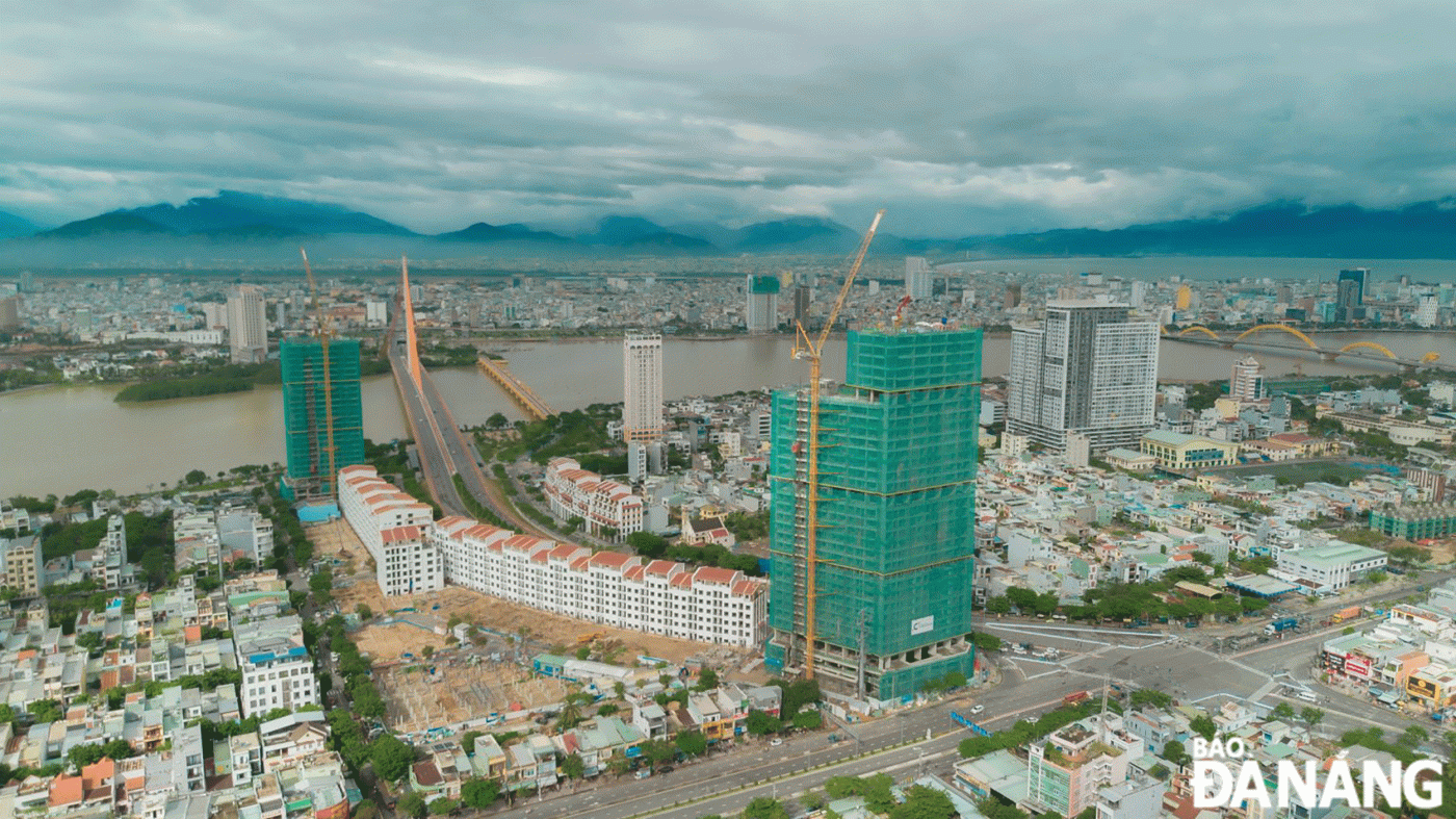 Căn hộ du lịch và chung cư đang trở thành những phân khúc nổi bật và dẫn dắt thị trường bất động sản Đà Nẵng với nguồn cung ngày càng tăng.  Trong ảnh: Khu dịch vụ du lịch ven sông Hàn (Sun Cosmo Residence) ở phía đông cầu Trần Thị Lý (quận Ngũ Hành Sơn và Sơn Trà). Ảnh: HOÀNG HIỆP