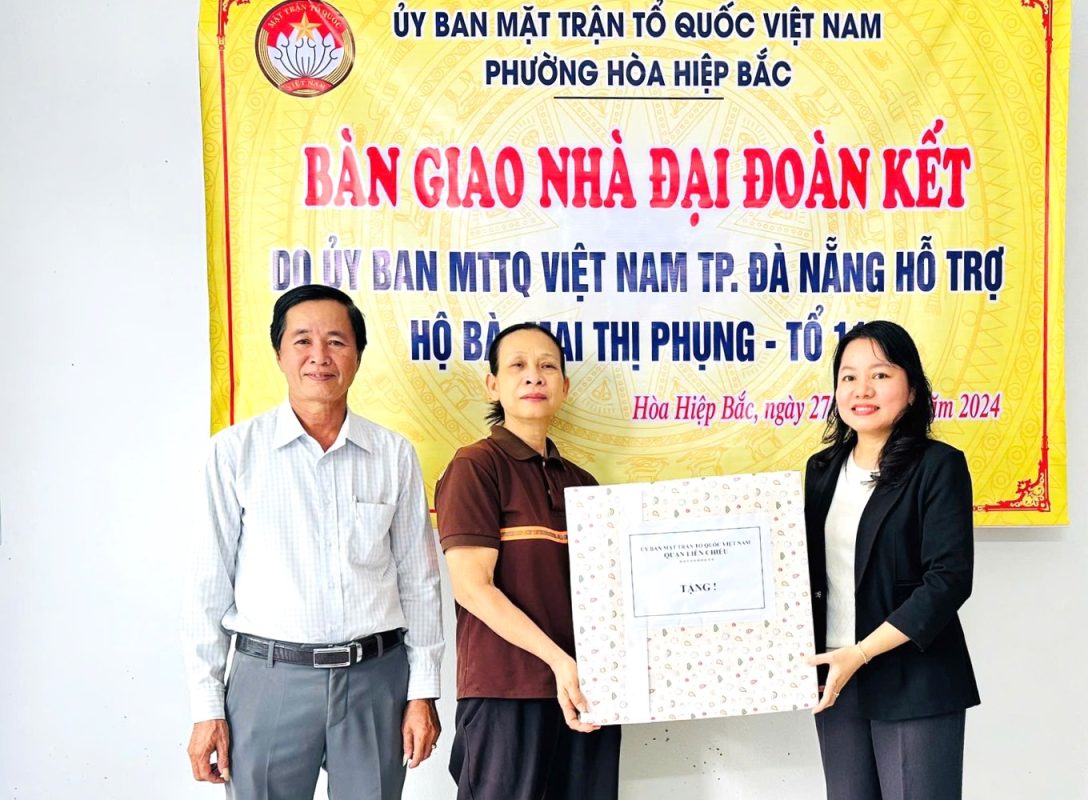 Các địa phương triển khai đa dạng, đầy đủ chính sách hỗ trợ hộ nghèo. Trong ảnh: Lãnh đạo  Ủy ban MTTQ Việt Nam quận Liên Chiểu tặng quà chúc mừng hộ nghèo có nhà mới. Ảnh: LAM PHƯƠNG