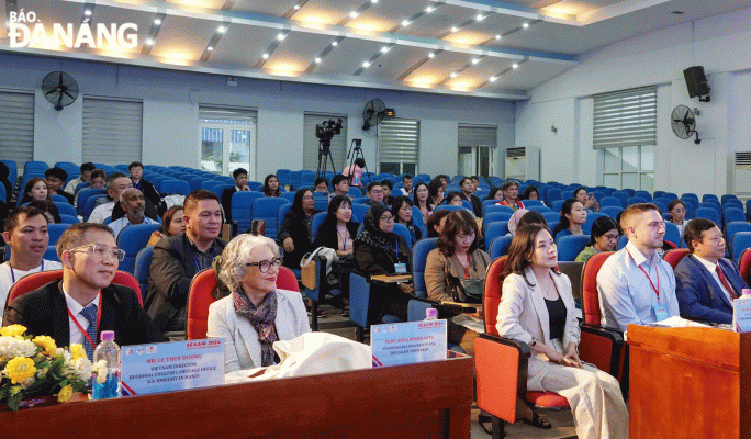 Nhiều hội thảo quốc tế được tổ chức có sự tham gia của chuyên gia, nhà khoa học các tổ chức, trường đại học, góp phần nâng tầm của Đại học Đà Nẵng.  TRONG ẢNH: Các đại biểu tham dự hội thảo quốc tế tại Trường Đại học Ngoại ngữ. Ảnh: THU HÀ