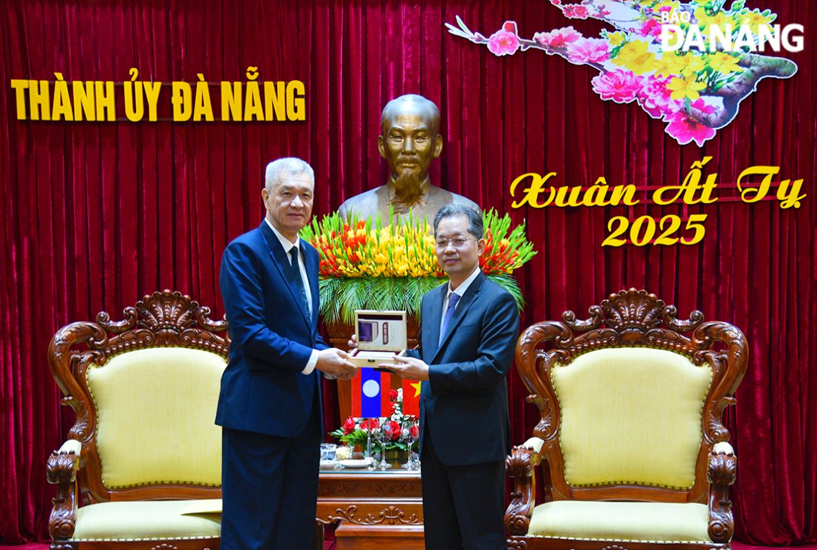 Bí thư Thành ủy Đà Nẵng Nguyễn Văn Quảng (bên trái) tặng quà lưu niệm đến Bí Thư Thành ủy Viêng Chăn (Lào)  Anouphap Tounalom. Ảnh: T.PHƯƠNG