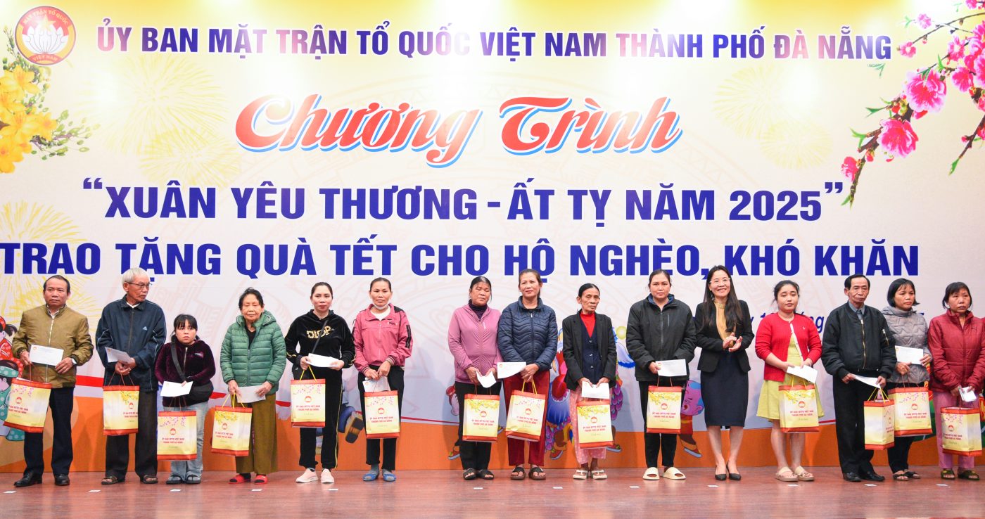 Phó Chủ tịch Ủy ban MTTQ Việt Nam Tăng Hoàng Hôn Thắm (thứ 5, bên phải sang) trao quà cho hộ nghèo. Ảnh:T.PHƯƠNG