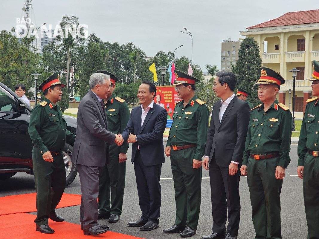 Đoàn công tác của Phó Thủ tướng Thường trực Chính phủ Nguyễn Hòa Bình thăm, chúc Tết Bộ Tư lệnh Quân khu 5. Ảnh: L.P