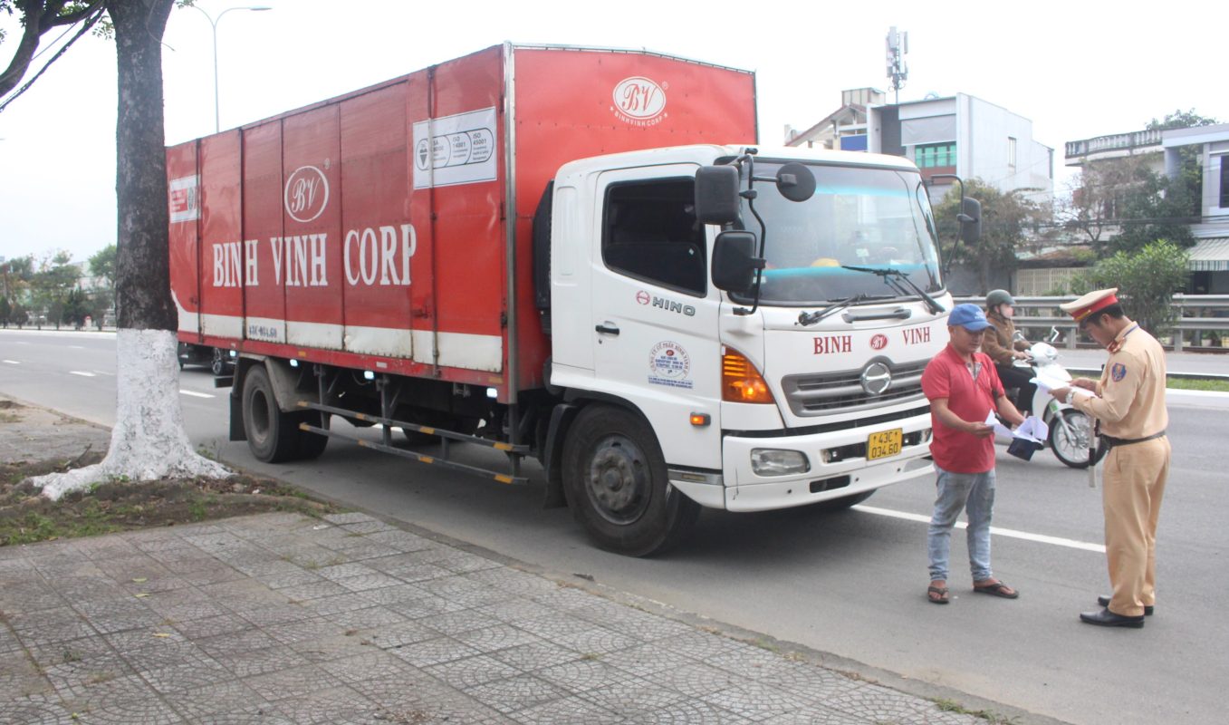 Lực lượng Cảnh sát giao thông cửa ô Hòa Phước (Phòng Cảnh sát giao thông, Công an thành phố) kiểm tra các phương tiện tại quốc lộ 1A chiều 14-1. Ảnh: NGỌC QUỐC