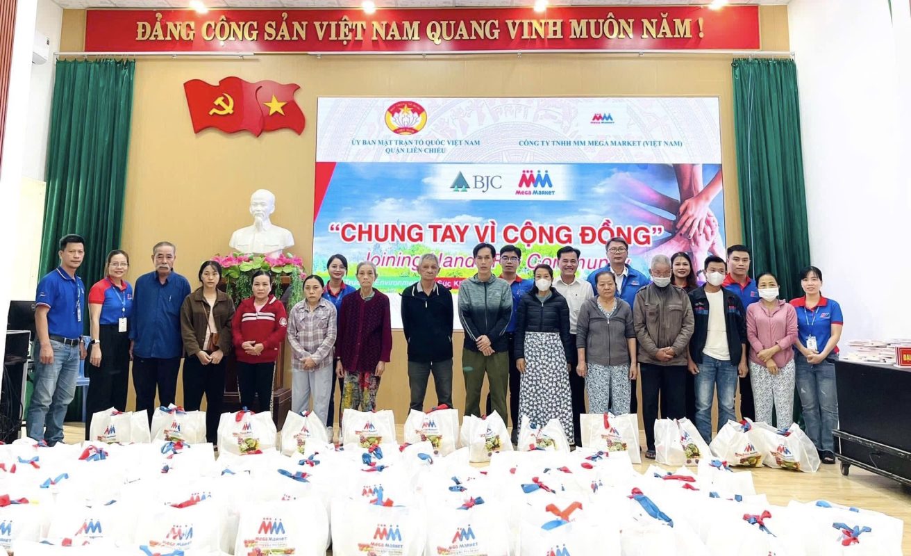 UBND quận phối hợp Ủy ban MTTQ Việt Nam quận Liên Chiểu tổ chức chương trình Chung tay vì cộng đồng tặng quà Tết cho các hộ nghèo, hộ khó khăn trên địa bàn quận. Ảnh: KHÁNH HUYỀN