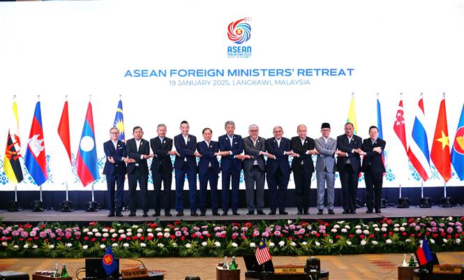 Bộ trưởng Ngoại giao 10 nước thành viên ASEAN cùng Bộ trưởng Ngoại giao Timor-Leste và Tổng thư ký ASEAN chụp ảnh chung. Ảnh: Hằng Linh/PV TTXVN tại Malaysia