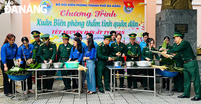 Gói bánh chưng tặng người dân.