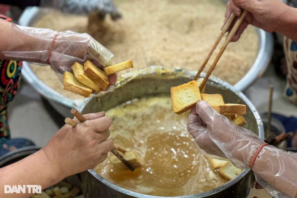 Chủ, thợ dốc sức ngày đêm làm ra bánh bảy lửa gia truyền ở Đà Nẵng - 2