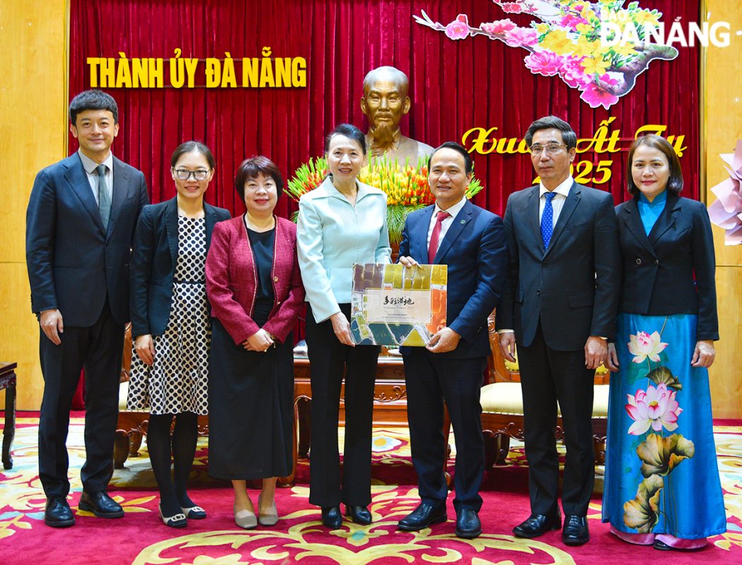 Tổng Lãnh sự Trung Quốc tại Đà Nẵng Đổng Bích Du (thứ , từ trái sang) tặng quà chúc mừng năm mới thành phố Đà Nẵng. Ảnh: T.PHƯƠNG