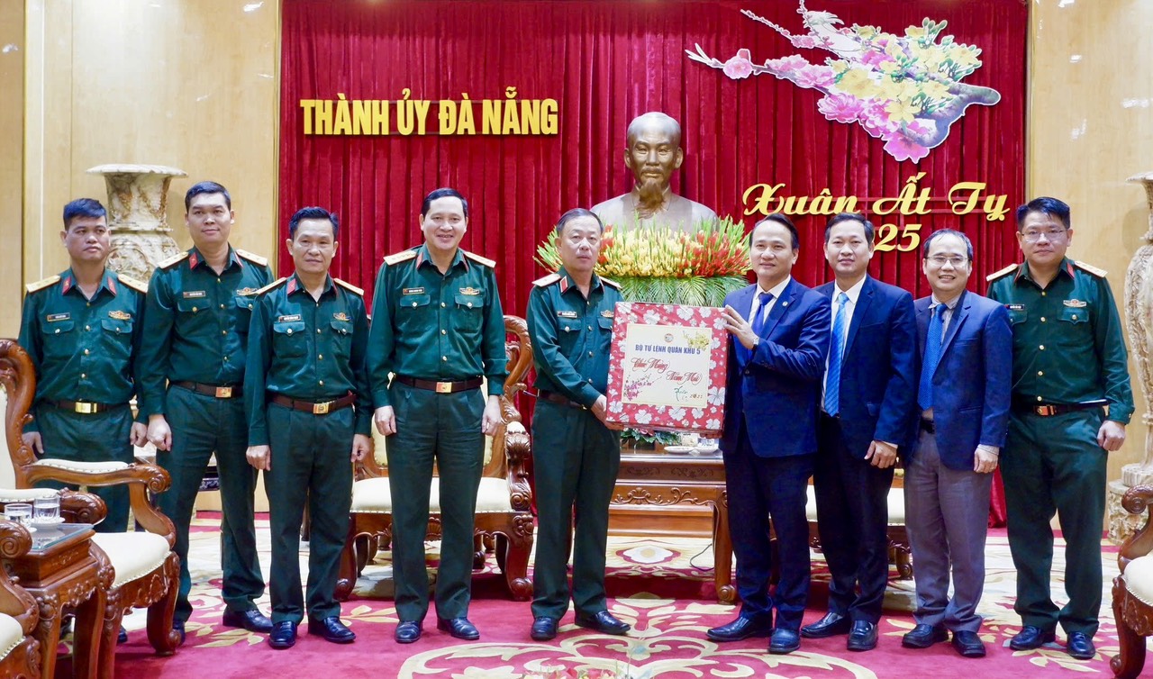 Thiếu tướng, Phó Tư lệnh Quân khu 5 Nguyễn Quốc Hương (thứ 5, bên trái sang) đến thăm, chúc Tết thành phố. Ảnh: T.PHƯƠNG