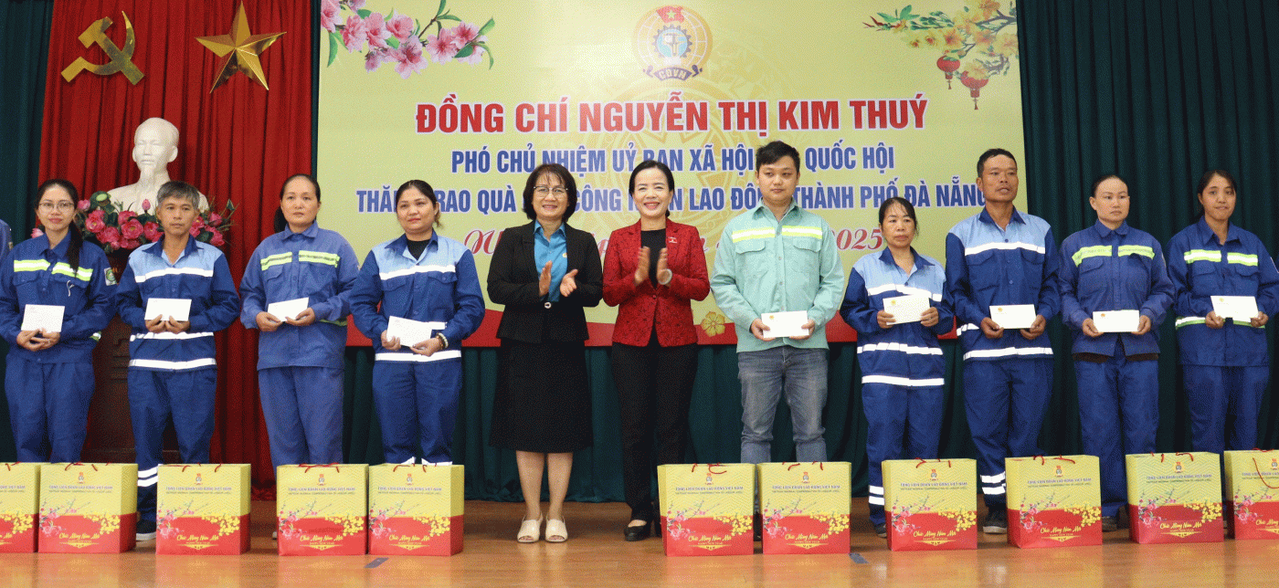 Phó Chủ nhiệm Ủy ban Xã hội của Quốc hội Nguyễn Thị Kim Thúy (thứ 6, bên trái sang) đến thăm, tặng quà và động viên công nhân Công ty CP Môi trường đô thị Đà Nẵng giữ gìn vệ sinh môi trường sạch, đẹp phục vụ Tết Ất Tỵ. Ảnh: HOÀNG HIỆP