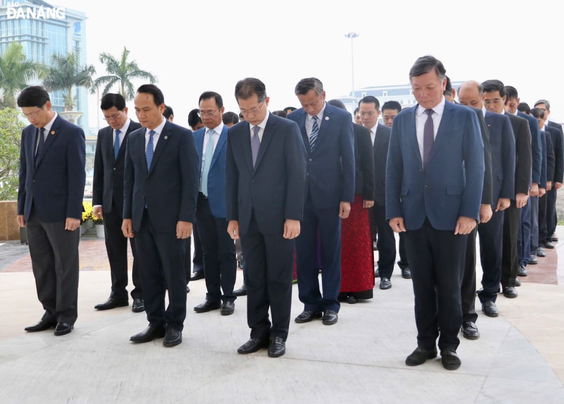 Đoàn đại biểu Thành ủy, HĐND, UBND, Ủy ban MTTQ Việt Nam thành phố dành phút mặc niệm tưởng nhớ các anh hùng, liệt sĩ tại Đài tưởng niệm thành phố. Ảnh: LÊ HÙNG