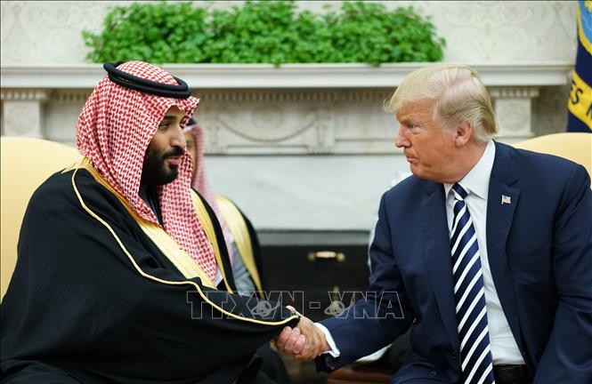 Tổng thống Mỹ Donald Trump (phải) trong nhiệm kỳ đầu và Thái tử Saudi Arabia Mohammed bin Salman trong cuộc gặp ở Washington DC., ngày 20/3/2018. Ảnh: AFP/TTXVN