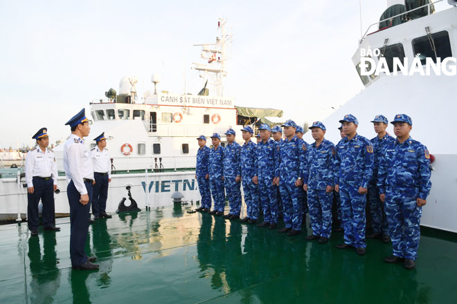 Lãnh đạo Bộ Tư lệnh Vùng Cảnh sát biển 2 động viên các chiến sĩ lên đường trực Tết Nguyên đán 2024. Ảnh: XUÂN HẬU