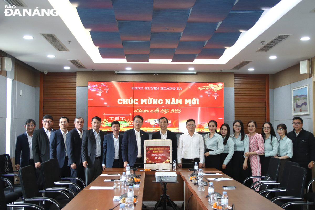 CHủ tịch HĐND thành phố Ngô Xuân Thắng () tặng quà chúc Tết đến cán bộ, công chức, viên chức, người lao động UBND huyện Hoàng Sa và Nhà Trưng bày Hoàng Sa. Ảnh: TRỌNG HUY