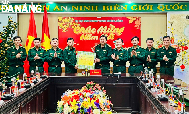 Thiếu tướng Lê Văn Phúc (thứ 4, từ trái sang) tặng quà chúc Tết