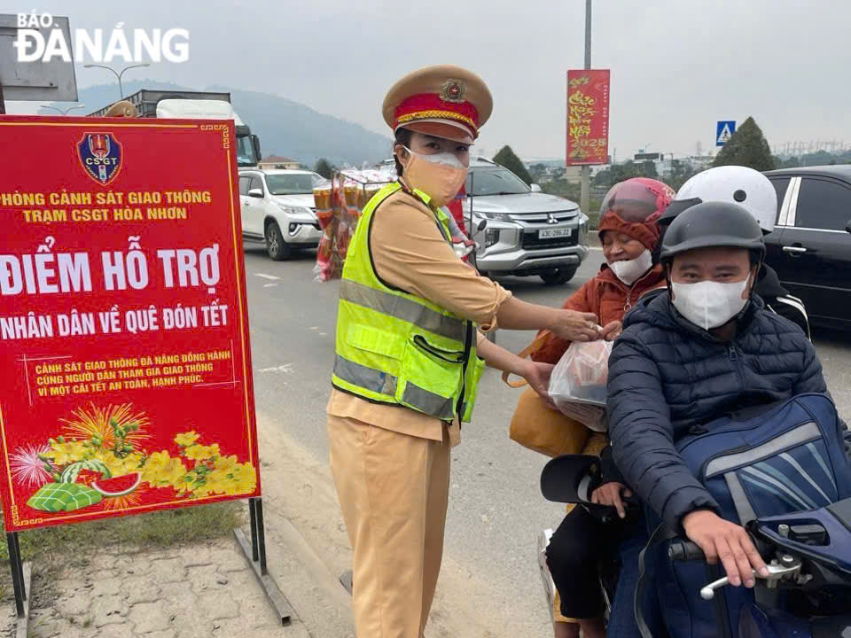 Trong 2 ngày (ngày 24 và 25-1), đã hỗ trợ hơn 300 suất ăn (bánh mì, nước uống, khăn lạnh) cho người dân về quê đón Tết.