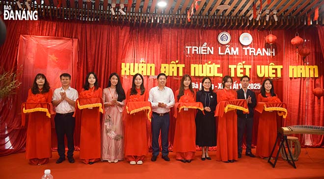 Cắt băng khai mạc triển lãm “Xuân đất nước – Tết Việt Nam”. Ảnh: ĐOÀN HẠO LƯƠNG