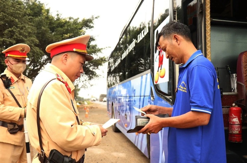 Lực lượng chức năng tuần tra, kiểm soát giao thông trên Quốc lộ 26 - tuyến đường huyết mạch nối tỉnh Đắk Lắk với Khánh Hòa. (Ảnh: Tuấn Anh/TTXVN)