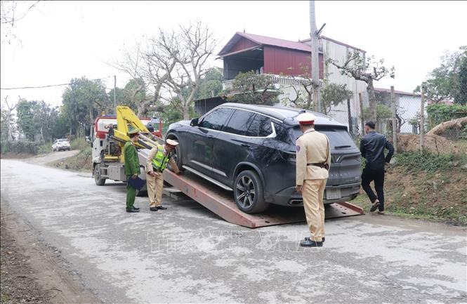 Đội tuần tra kiểm soát giao thông đường bộ số 1, Phòng Cảnh sát Giao thông, Công an tỉnh Yên Bái xử lý nghiêm các trường hợp vi phạm nồng độ cồn. Ảnh: Đinh Thùy/TXVN