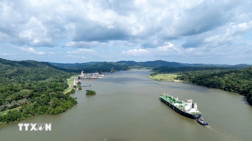 Tàu hàng di chuyển qua Kênh đào Panama. (Ảnh: THX/TTXVN)