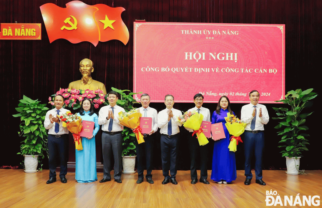 Thành phố chú trọng thực hiện hiệu quả công tác rà soát, bổ sung quy hoạch các chức danh cán bộ thuộc diện Ban Thường vụ Thành ủy quản lý. Trong ảnh:  Lãnh đạo thành phố trao quyết định và tặng hoa chúc mừng các cán bộ được điều động, bổ nhiệm.  Ảnh: NGỌC PHÚ