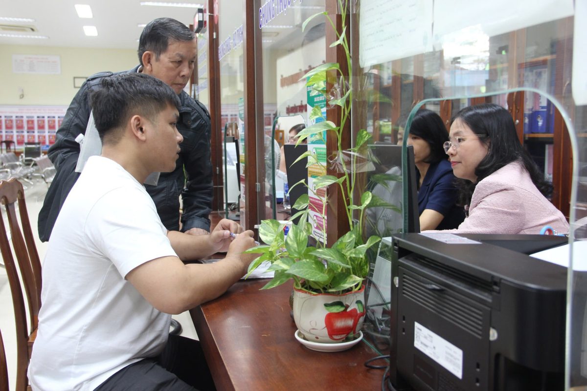 Bộ phận “Một cửa” quận Cẩm Lệ tiếp nhận hồ sơ công dân. Ảnh: X. HẬU