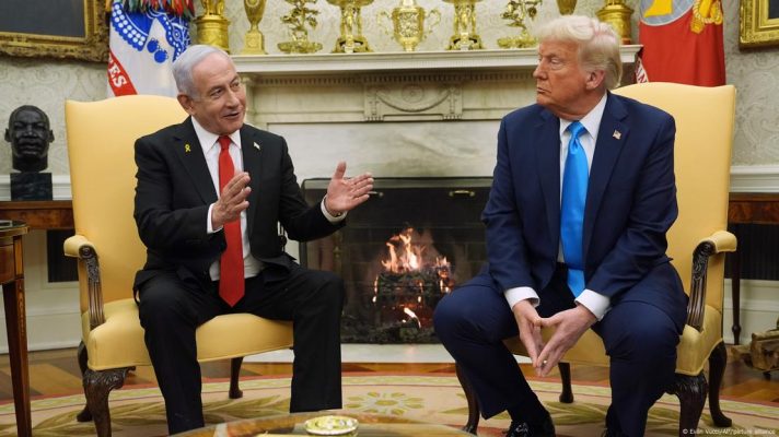 Thủ tướng Israel Netanyahu (bên trái) mô tả Tổng thống Mỹ Donald Trump là người bạn vĩ đại của Israel trong chuyến thăm Nhà Trắng ngày 4-2. Ảnh: Evan Vucci/AP
