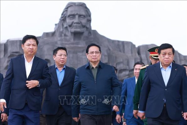 Thủ tướng Phạm Minh Chính và các đại biểu tại Tượng đài Mẹ Việt Nam anh hùng ở thành phố Tam Kỳ. Ảnh: Dương Giang/TTXVN