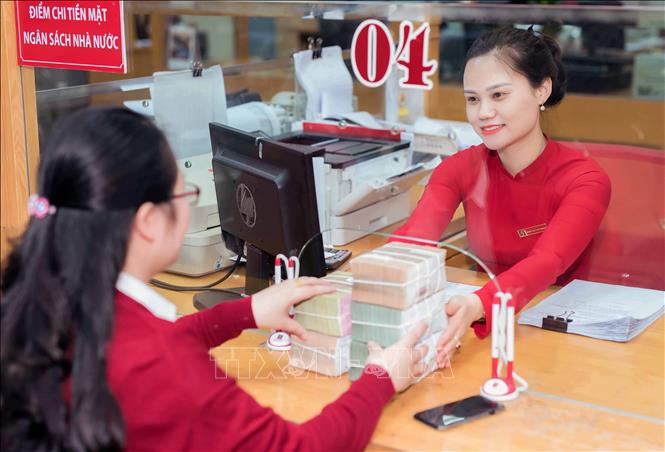 Khách hàng làm thủ tục vay vốn tại Agribank. Ảnh: Trần Việt/TTXVN