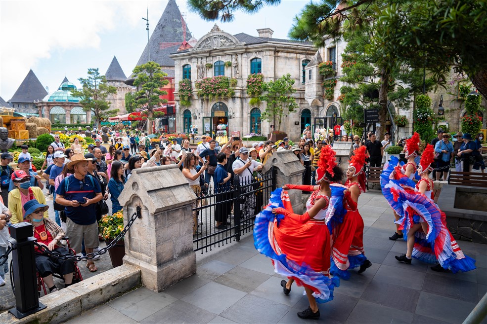 Khu du lịch Sun World Ba Na Hills thu hút đông đảo du khách với các lễ hội.  Ảnh: NGỌC HÀ