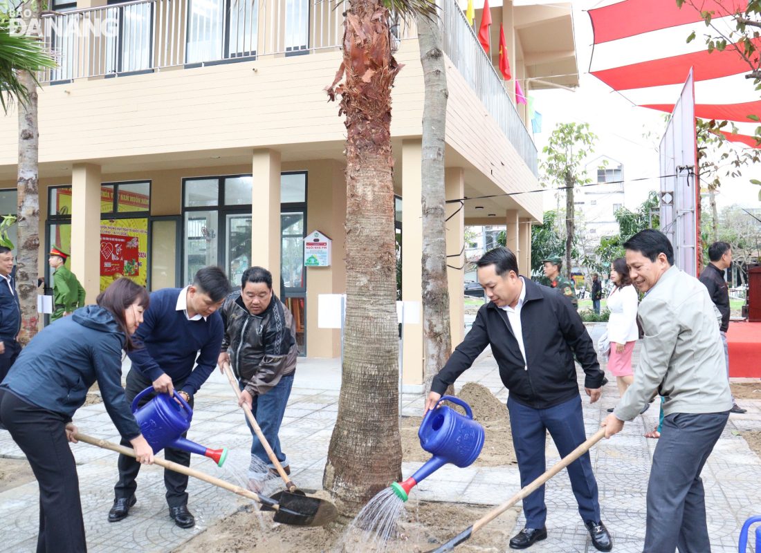 Lãnh đạo quận Sơn Trà tham gia trồng cây xanh tại công viên đường Bùi Huy Bích. Ảnh: HOÀNG HIỆP