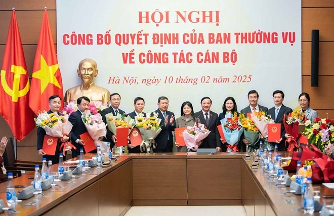 Phó Chủ tịch Quốc hội Nguyễn Khắc Định trao Quyết định và tặng hoa tại Hội nghị Công bố Quyết định của Ban Thường vụ Đảng ủy Quốc hội về công tác cán bộ. Ảnh: Quochoi.vn