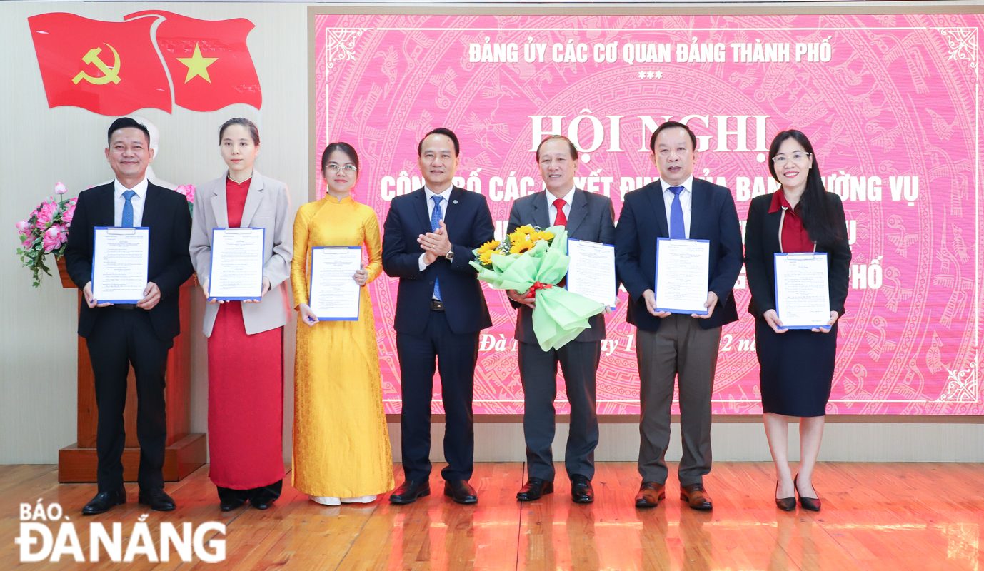 Phó Bí thường Trực Thành ủy Nguyễn Đình Vĩnh trao các quyết định của Ban Thường vụ Thành ủy bổ nhiệm Chủ nhiệm, các phó chủ nhiệm và ủy viên ủy ban Kiểm tra Đảng ủy các cơ quan Đảng thành phố nhiệm kỳ 2020-2025. Ảnh: NGỌC PHÚ