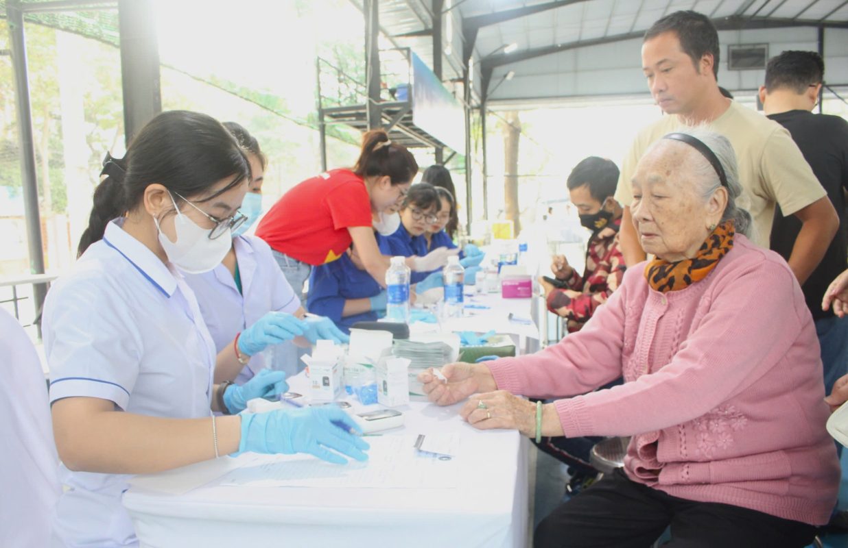 Hội Thầy thuốc trẻ thành phố tổ chức khám bệnh, phát thuốc miễn phí cho người dân tại ngày hội “Sống khỏe mỗi ngày - vì sức khỏe cộng đồng” do Hội Liên hiệp thanh niên thành phố phối hợp các đơn vị tổ chức vào đầu tháng 12-2024. Ảnh:  PHƯỚC AN