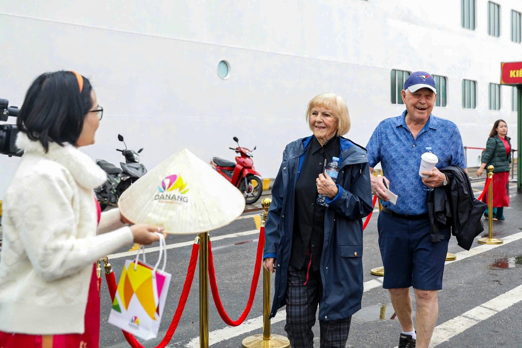 Siêu du thuyền Crystal Symphony đưa hơn 800 du khách xông đất Đà Nẵng - 1