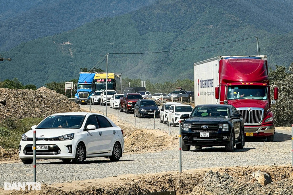 Ùn ứ trên đỉnh đèo Hải Vân, xe bò qua công trường cao tốc ở Đà Nẵng - 1