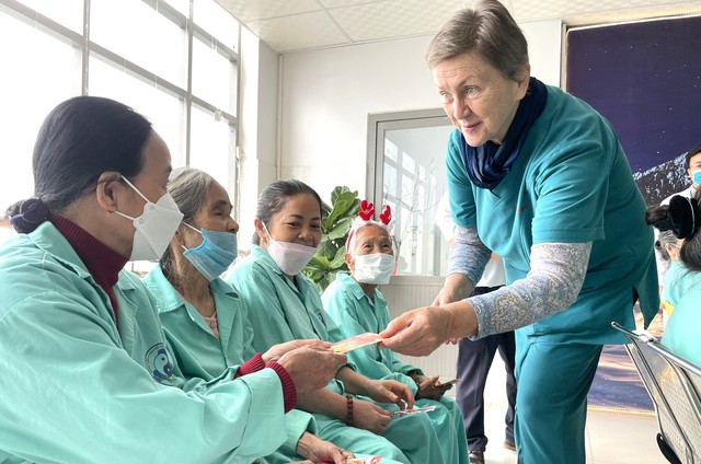 Gặp gỡ "Bà Tây" 20 năm chữa bệnh và sáng tạo phục hồi chức năng cho người Việt- Ảnh 3. Gặp gỡ "Bà Tây" 20 năm chữa bệnh và sáng tạo phục hồi chức năng cho người Việt- Ảnh 3.