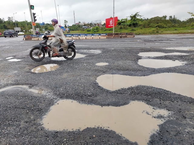 "Đoạn đường đau khổ" gây khó khăn cho việc đi lại của người dân. "Đoạn đường đau khổ" gây khó khăn cho việc đi lại của người dân.