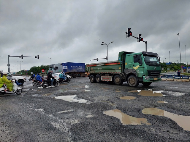 "Ổ gà, ổ trâu" chi chít trên nút giao Quốc lộ 14B và tuyến cao tốc Đà Nẵng – Quảng Ngãi. "Ổ gà, ổ trâu" chi chít trên nút giao Quốc lộ 14B và tuyến cao tốc Đà Nẵng – Quảng Ngãi.