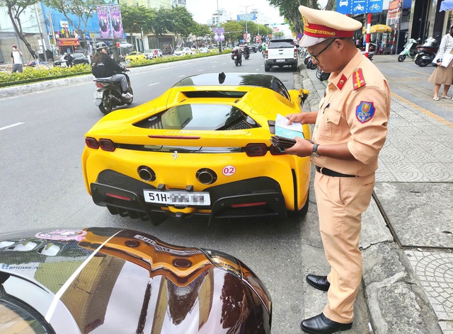 Công an kiểm tra đoàn xe sau khi nhận được phản ảnh của người dân. Công an kiểm tra đoàn xe sau khi nhận được phản ảnh của người dân.