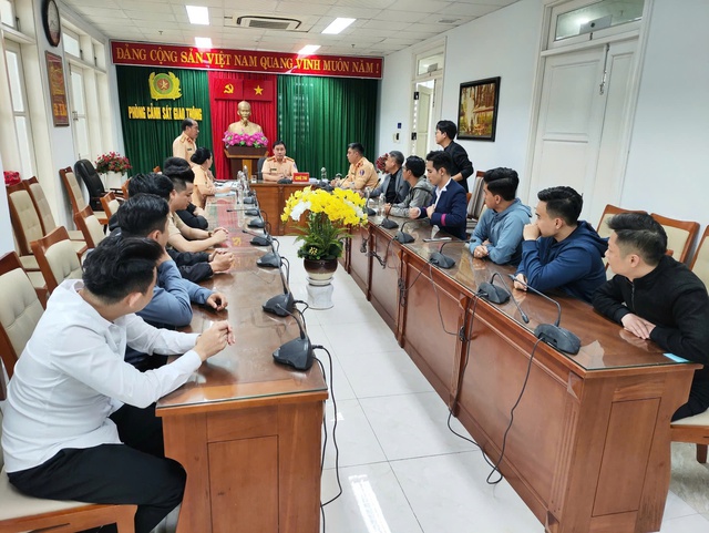 Vụ đoàn "siêu xe" vượt đèn đỏ ở Đà Nẵng: Phạt 167 triệu đồng, tạm giữ 11 giấy phép lái xe- Ảnh 2. Vụ đoàn "siêu xe" vượt đèn đỏ ở Đà Nẵng: Phạt 167 triệu đồng, tạm giữ 11 giấy phép lái xe- Ảnh 2.
