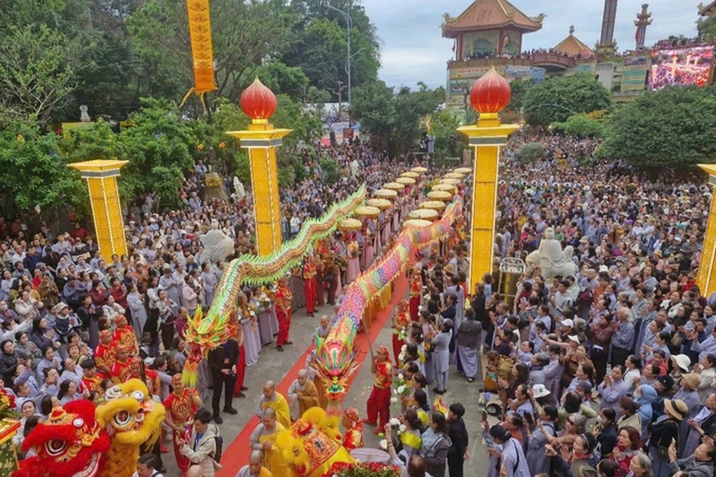 Hàng nghìn người chen chân chiêm bái tại lễ hội Quán Thế Âm Đà Nẵng - 1